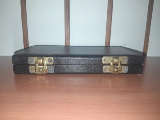 Balanza de precisión antigua con pesas