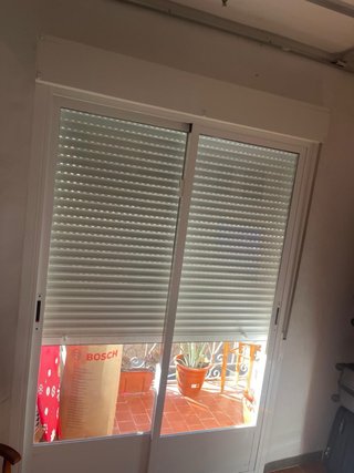 Puerta corredera cristal con persiana