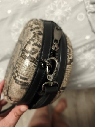 Elegante bolso redondo bandolera