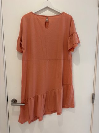 Vestido Mango salmón volantes manga corta