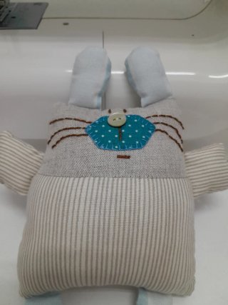 Muñeco artesanal de tela hecho a mano