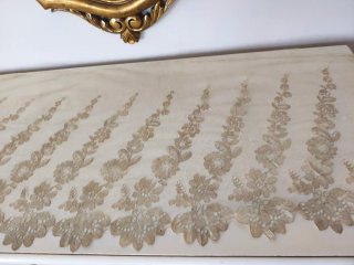 Encaje antiguo bordado a mano.