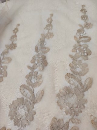 Encaje antiguo bordado a mano.