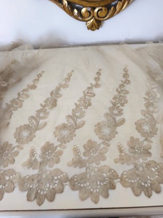 Encaje antiguo bordado a mano.