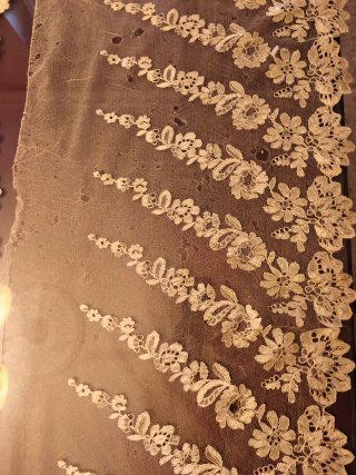 Encaje antiguo bordado a mano.
