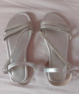 Sandalias plateadas con pedrería talla 36
