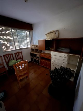 Sofás, colchones, cómoda y armario