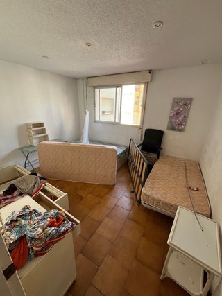 Sofás, colchones, cómoda y armario
