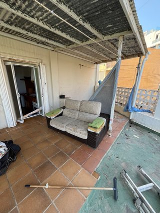 Sofás, colchones, cómoda y armario