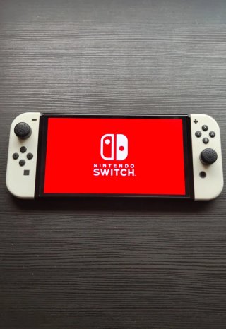 Nintendo Switch OLED + Zelda Breath Of The Wild