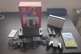 Nintendo Switch OLED + Zelda Breath Of The Wild