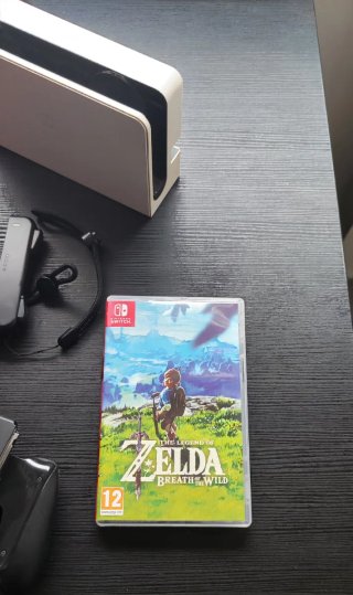 Nintendo Switch OLED + Zelda Breath Of The Wild