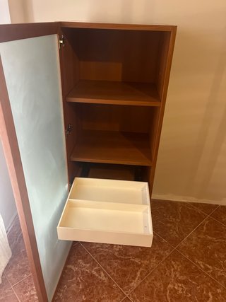 Armario de madera con cristal