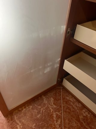 Armario de madera con cristal