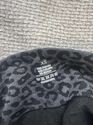 Pantalones cortos deportivos con estampado de leop