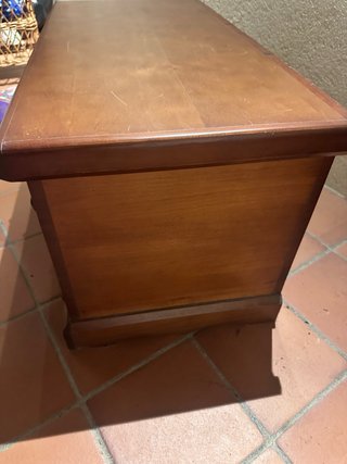 Baúl de madera con diseño tallado