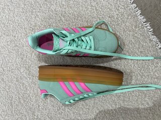 Zapatillas Adidas Gazelle plataforma verde y rosa