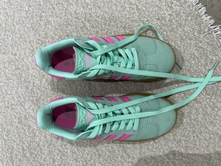 Zapatillas Adidas Gazelle plataforma verde y rosa