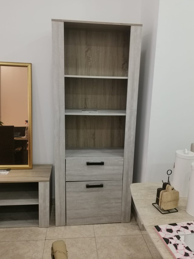 Vitrina alta color beige y gris