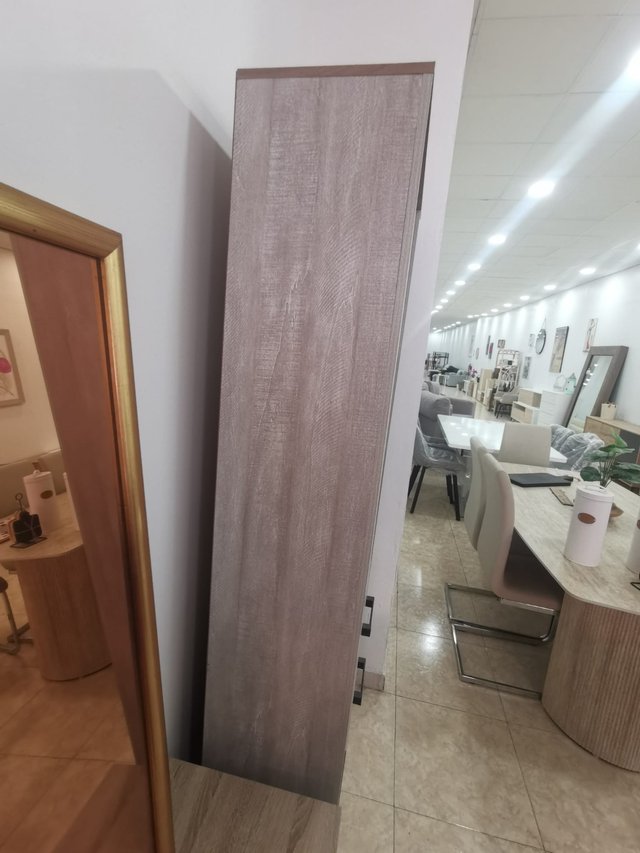 Vitrina alta color beige y gris