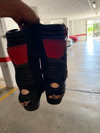 Mono y botas de piel para moto