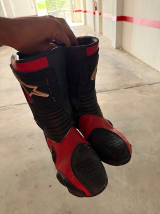Mono y botas de piel para moto