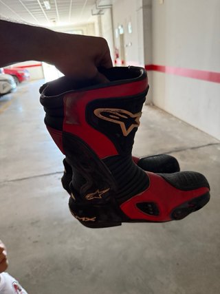 Mono y botas de piel para moto