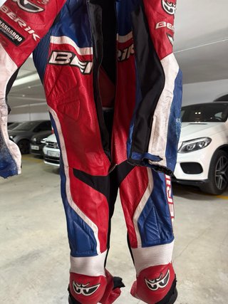 Mono y botas de piel para moto