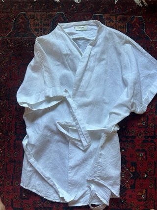 Kimono de lino blanco con cinturón