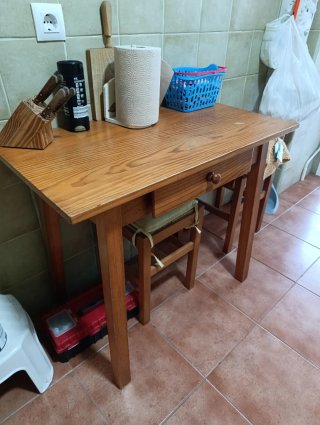 Mesa y 4 Sillas Comedor Madera. Varios muebles