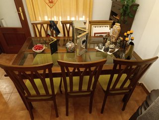 Mesa y 4 Sillas Comedor Madera. Varios muebles