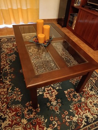 Mesa y 4 Sillas Comedor Madera. Varios muebles