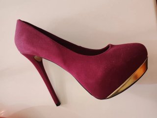 Zapatos de tacón morados con plataforma dorada