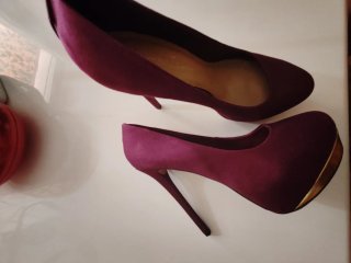 Zapatos de tacón morados con plataforma dorada