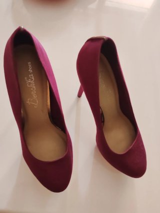 Zapatos de tacón morados con plataforma dorada