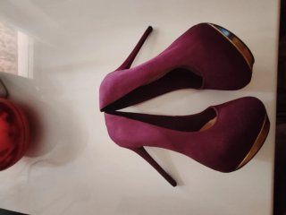 Zapatos de tacón morados con plataforma dorada