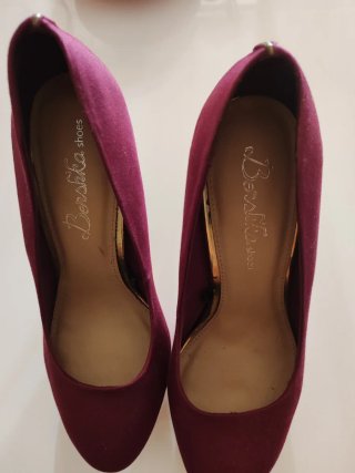 Zapatos de tacón morados con plataforma dorada