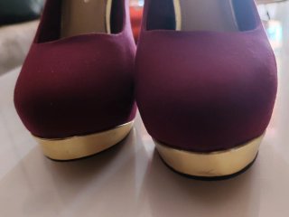Zapatos de tacón morados con plataforma dorada