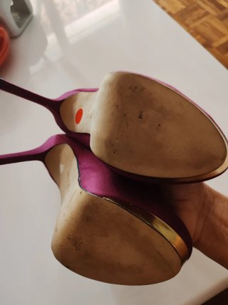 Zapatos de tacón morados con plataforma dorada