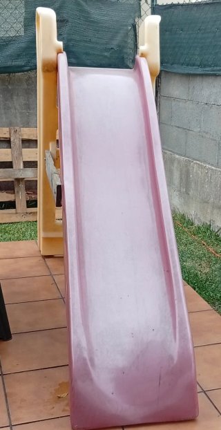 Tobogán infantil amarillo y rosa