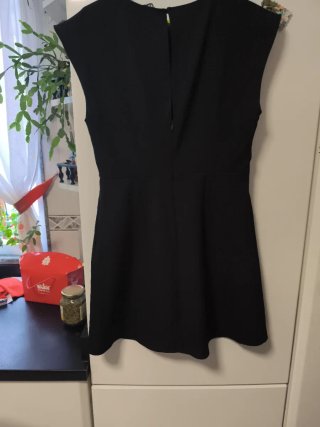 Vestido negro con abertura