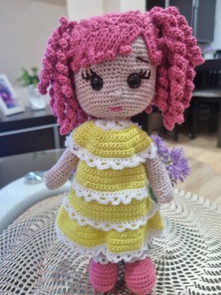 Muñeca crochet rosa y amarilla