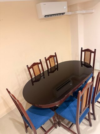 Mesa ovalada y 6 sillas madera y ratán
