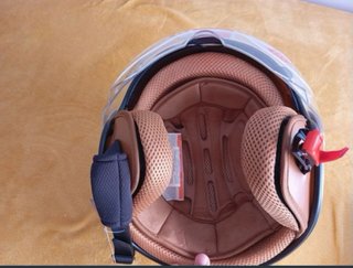 Casco de moto beige con visera