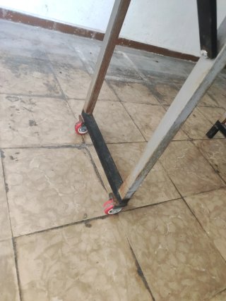 Parrilla barbacoa con mesa plegable.