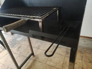 Parrilla barbacoa con mesa plegable.