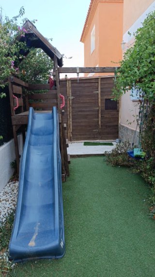 Parque infantil tobogán y columpio