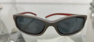 Gafas de sol infantiles grises y rojas