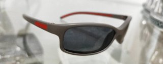 Gafas de sol infantiles grises y rojas