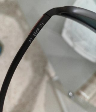 Gafas de sol infantiles grises y rojas